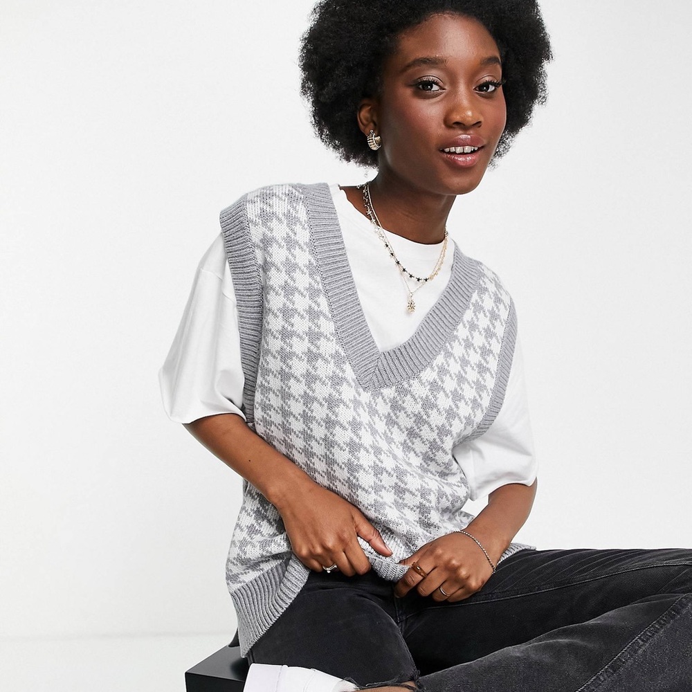 XS Abercrombie & Fitch V neck sleeveless sweater in gray houndstooth